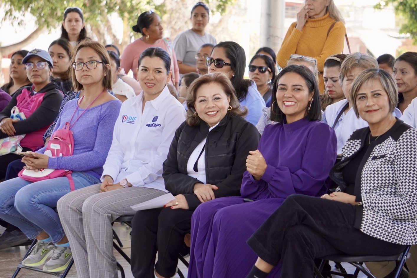 Imagen de Adriana Olvera de Macías con el Voluntariado del SMDIF en Querétaro